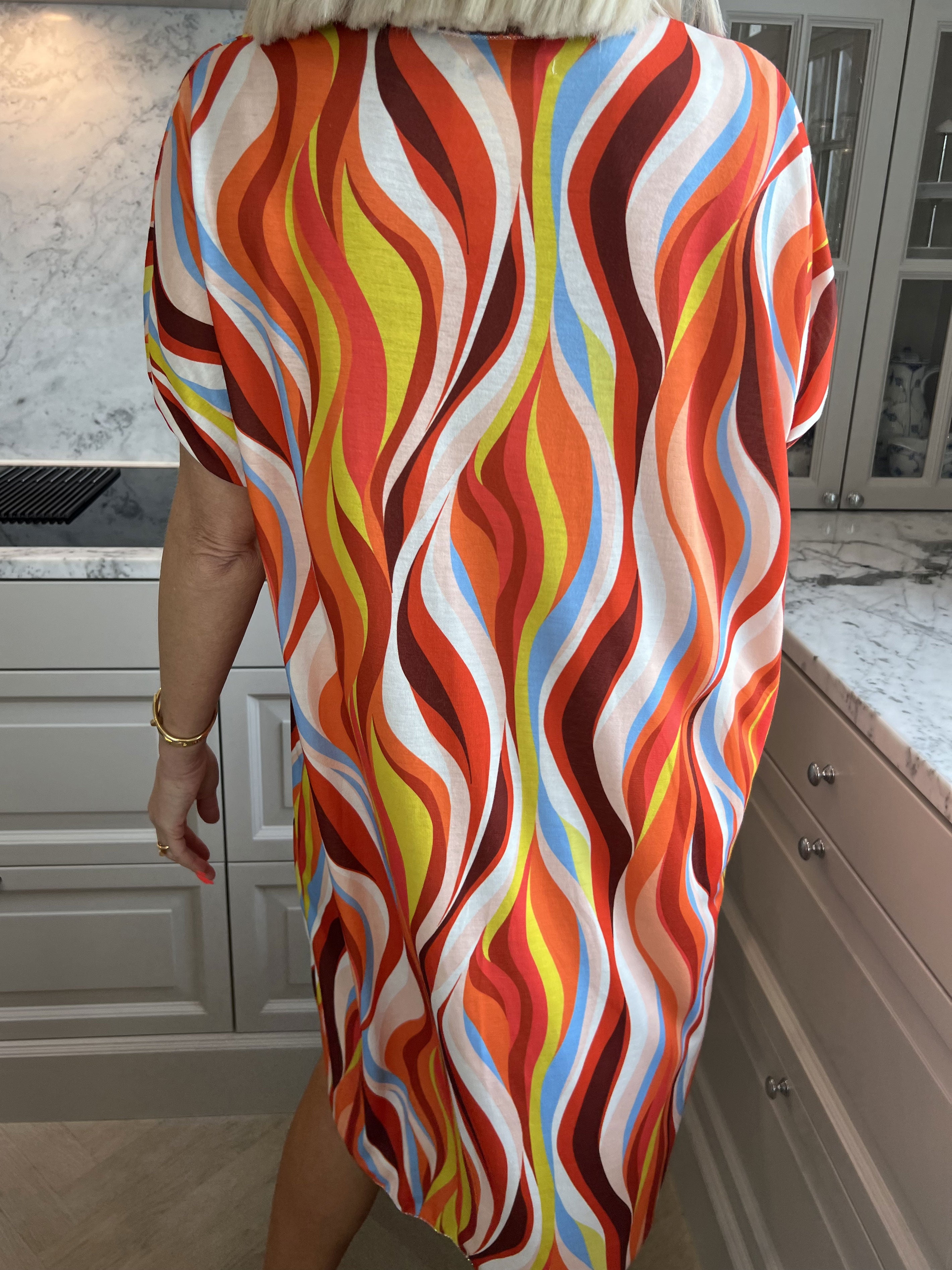 Kirsa Dress - Blød flerfarvet kjole med v-hals